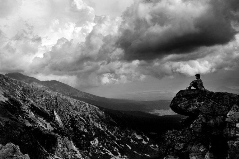 man_mountain_bw_by_johnyvrr-d47ln38